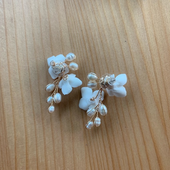ON HOLD nwt Bridal / summer flower earrings - Picture 3 of 4